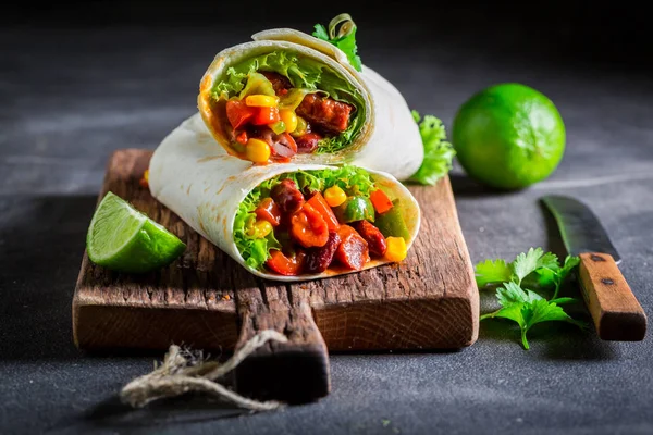 Burrito picante con salsa de tomate, verduras y carne — Foto de Stock
