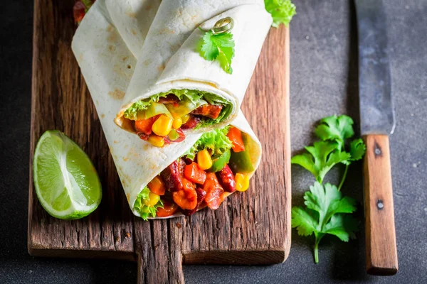 Spicy burrito with vegetables, spicy salsa and lime — Stock Photo, Image