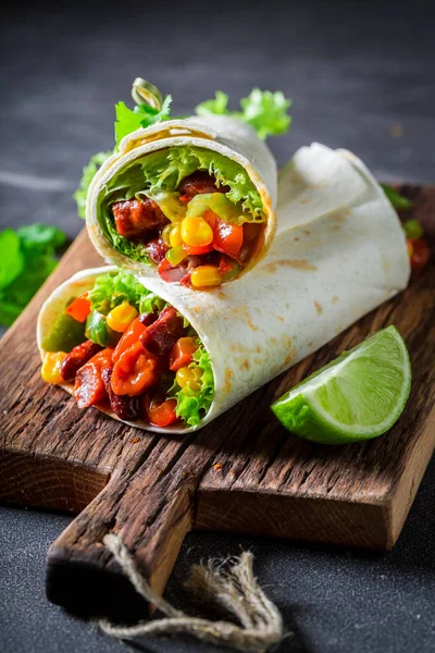 Desfrute de seu burrito com salsa vermelha, alface e legumes — Fotografia de Stock