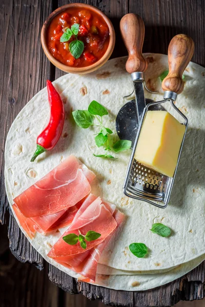 Scharfe Tortilla als Quesadilla mit Sauce und Kräutern — Stockfoto