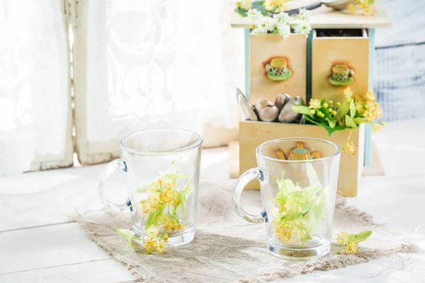 Gezonde linden thee met honing op witte tafel — Stockfoto