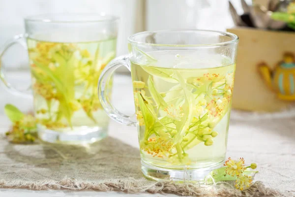 Primer plano de té de tilo saludable con miel —  Fotos de Stock