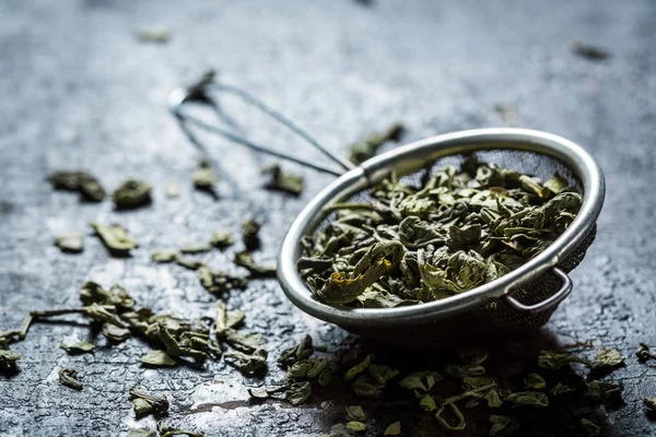 Té verde fresco en colador de metal viejo —  Fotos de Stock