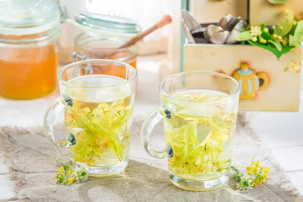 Frisk fräsch te med honung på gamla träbord — Stockfoto