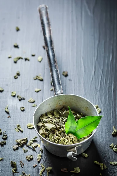 Disfrute de su té verde en la mesa de madera negro —  Fotos de Stock