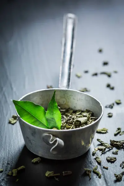 Delicioso té verde sobre mesa de madera negra —  Fotos de Stock