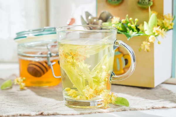 Färsk linden te med honung bästa botemedlet för influensa — Stockfoto