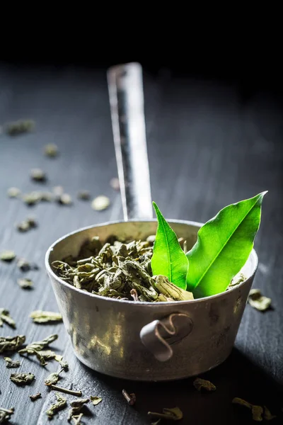 Здоровый зеленый чай на черном деревянном столе — стоковое фото