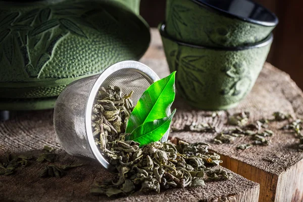 Delicioso té verde con tetera de hierro y taza —  Fotos de Stock