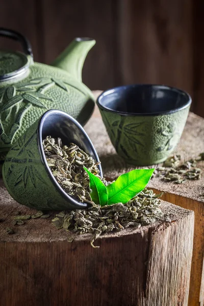 Свежий зеленый чай на старом деревянном пне — стоковое фото