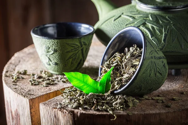 Chá verde saudável com bule de ferro e xícara — Fotografia de Stock