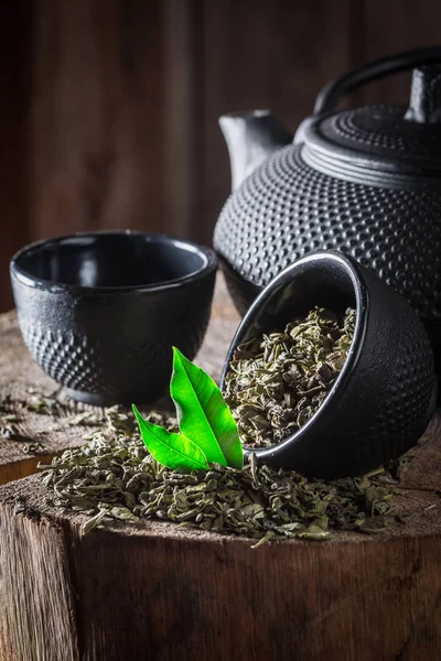 Užijte si zelený čaj s železnou konvice a šálek — Stock fotografie