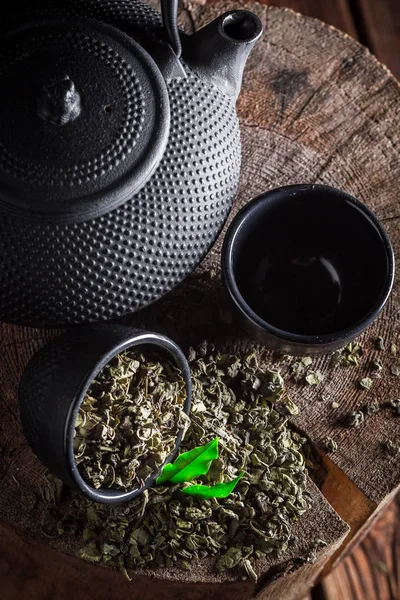 Sabroso té verde en el tocón de madera viejo —  Fotos de Stock