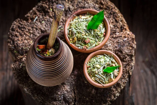 Full av smak yerba mate gjord av färska torkade blad — Stockfoto