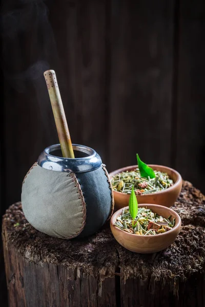 Aromaattinen yerba mate kanssa bombilla ja calabash — kuvapankkivalokuva