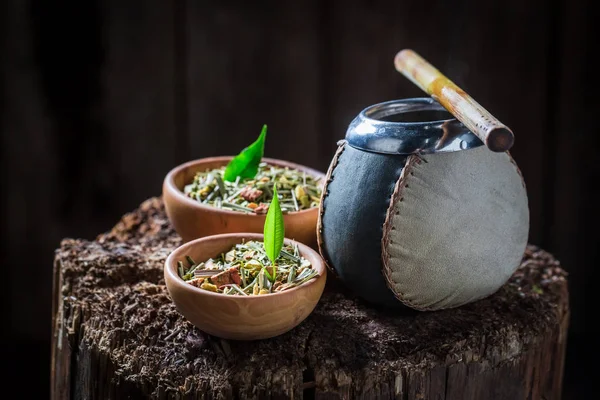 Leckere Yerba Mate mit Bombilla und Kalebasse — Stockfoto