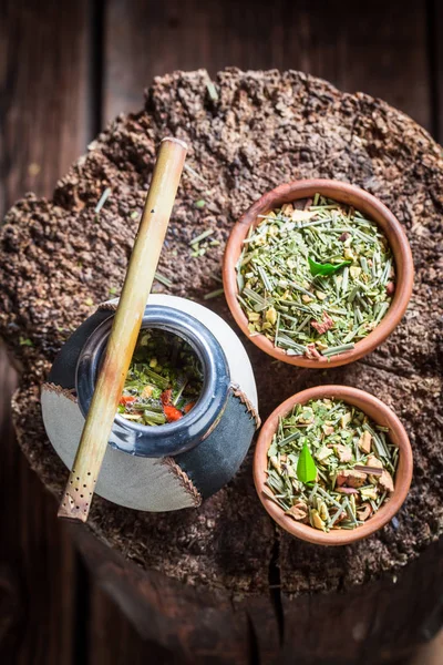 Välsmakande yerba mate gjord av färska torkade blad — Stockfoto