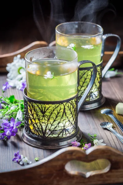 Eski ahşap masa üzerinde aromatik sıcak çay — Stok fotoğraf