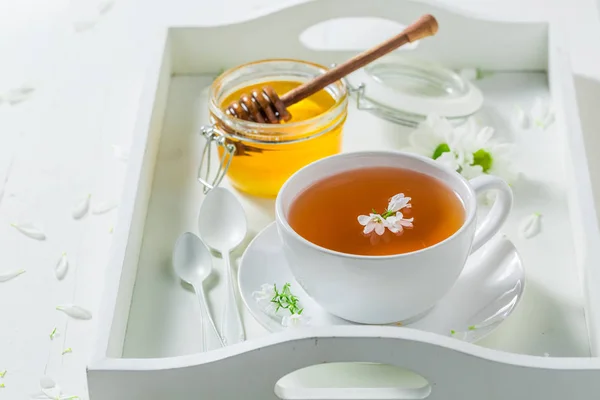 Aromatischer Tee mit Honig und Frühlingsblumen — Stockfoto