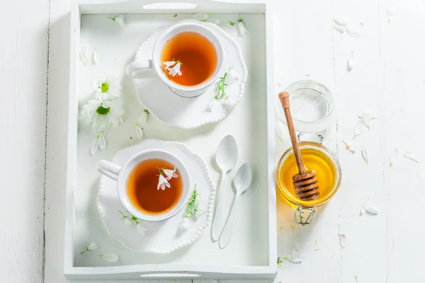 Tè dolce con miele nella soleggiata giornata estiva — Foto Stock