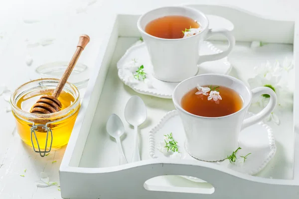 Aromatic tea with honey in sunny summer day — Stock Photo, Image
