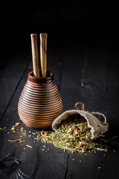 Yerba mate energizante hecha de hojas frescas secas —  Fotos de Stock