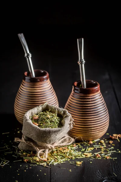 Yerba maté énergisant à la calebasse et bombilla — Photo