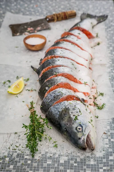 Ganzen Lachs mit Thymian und Salz für den Grill hacken — Stockfoto