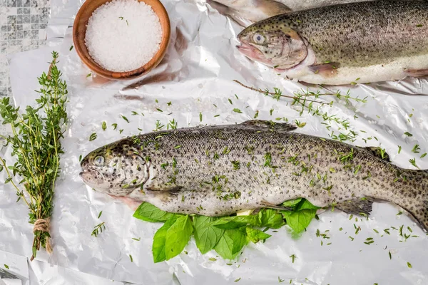 Preparing trout with thyme and salt for grill — Stock Photo, Image