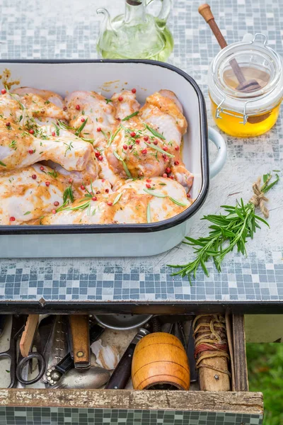 Preparazione pollo al rosmarino e sale alla griglia — Foto Stock