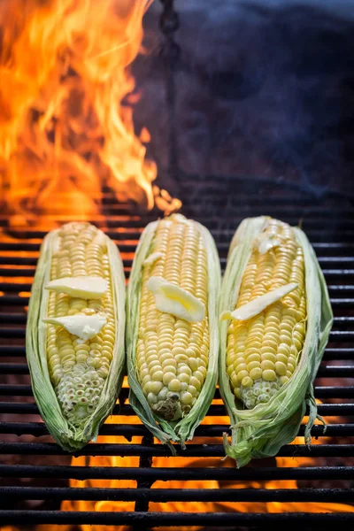 Verse maïs met boter en zout op grill — Stockfoto