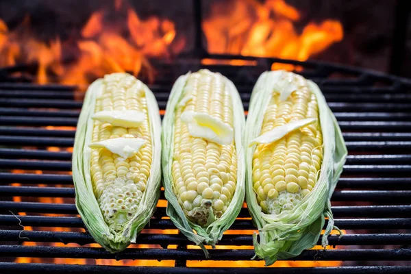 Maíz dulce con mantequilla y sal a la parrilla — Foto de Stock