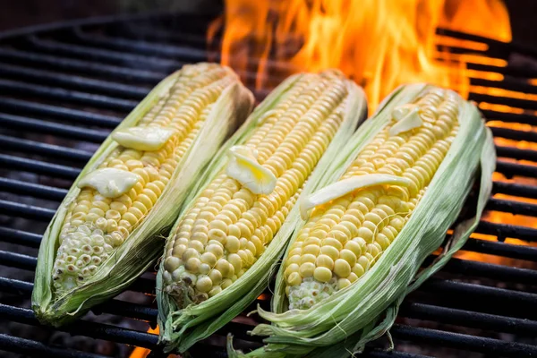 A vaj és a sót, a grill friss kukoricacsutka őrlemény — Stock Fotó