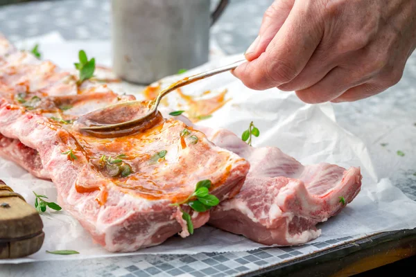 Maustaminen tuoreita kylkiluita rosmariini ja mausteet grilli — kuvapankkivalokuva