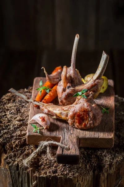 Eski ahşap tahta üzerinde lezzetli kızarmış kuzu kaburga — Stok fotoğraf