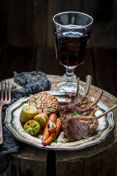 Grilled ribs of lamb served with red wine — Stock Photo, Image