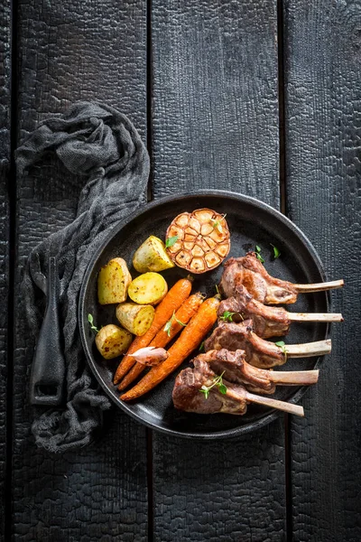 어두운 배경에 백 리 향과 맛 있는 구운된 양고기 갈비 — 스톡 사진