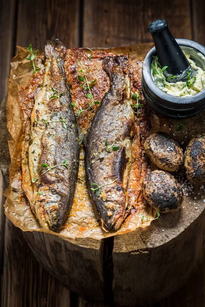 Peixe de truta servido com batatas, ervas e manteiga — Fotografia de Stock