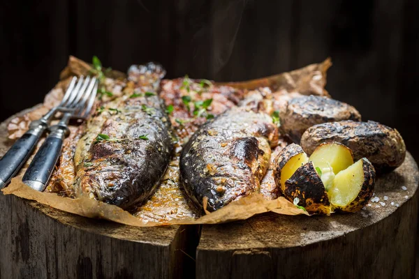 Fechar de batatas frescas e peixe de truta com manteiga — Fotografia de Stock