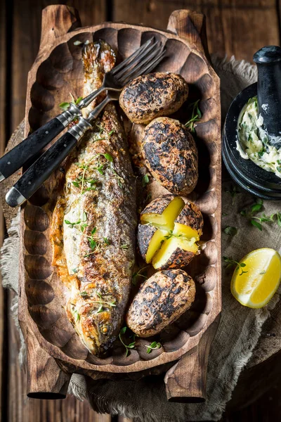 Peixe de truta caseiro servido com batatas e manteiga — Fotografia de Stock
