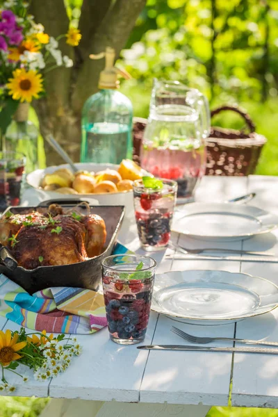 Dinner with chicken and potatoes served in sunny day — Stock Photo, Image