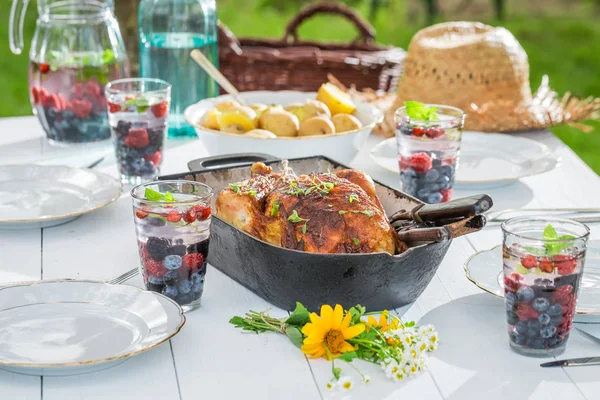 Cena casera con patatas y pollo servido en mesa blanca —  Fotos de Stock