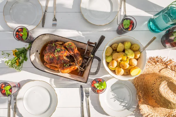 Cena casera con patatas y pollo servido en el jardín —  Fotos de Stock