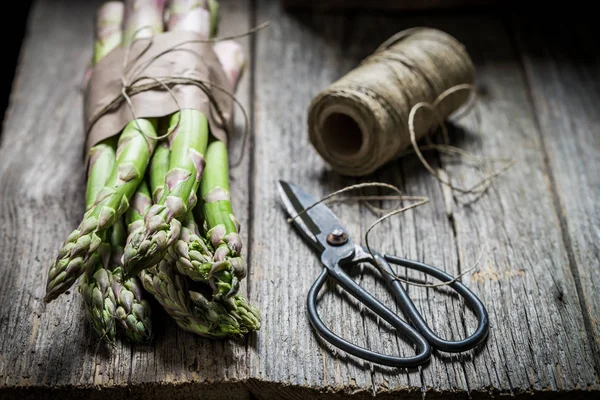 Gustosi asparagi verdi in una cucina rustica — Foto Stock