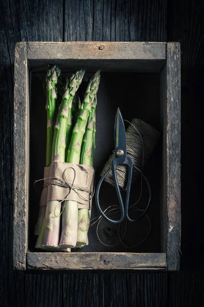 Asperges vertes fraîches dans une cuisine rustique — Photo