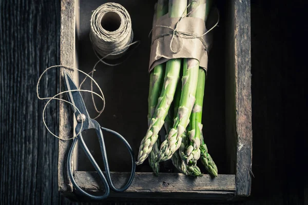 Вкусная зеленая спаржа в деревянной коробке — стоковое фото