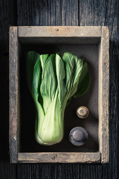 鲜绿色的青菜在木盒子里 — 图库照片