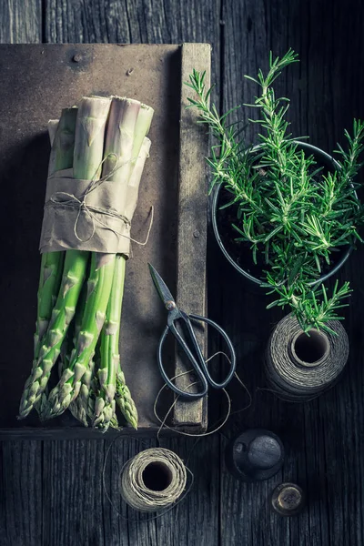 Rosmarin och grön sparris i rustikt kök — Stockfoto