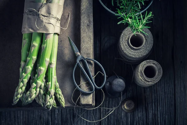 Zielone szparagi i świeżego rozmarynu w rustykalnym stylu tabeli — Zdjęcie stockowe