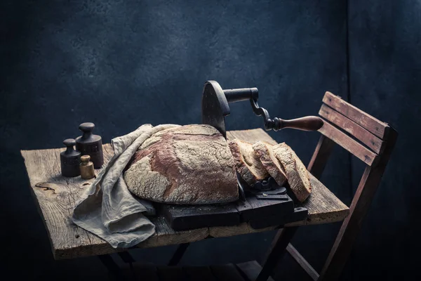 Ρουστίκ καρβέλι ψωμί με αλεύρι και ψίχουλα — Φωτογραφία Αρχείου